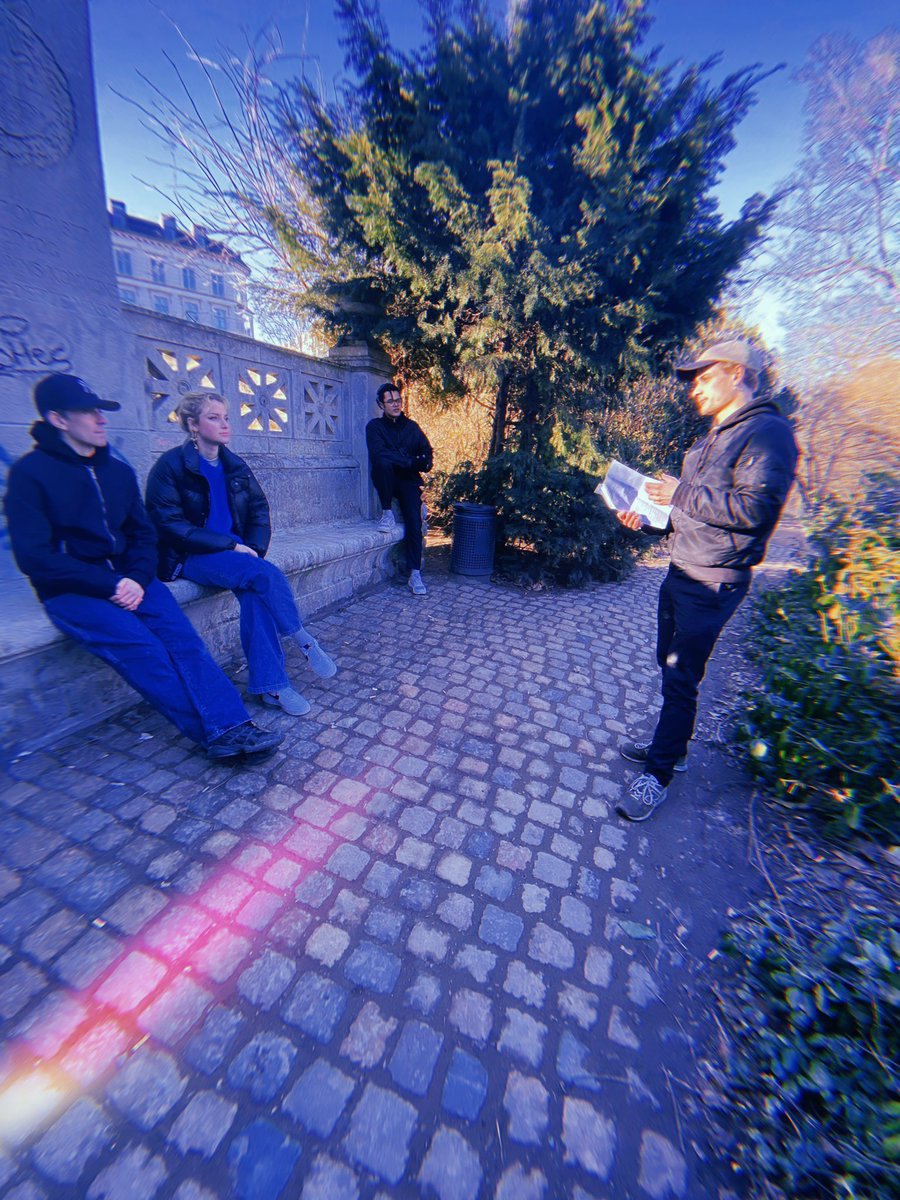 Jeg har i weekendens forløb brugt dagene på at filme en musikvideo med Kbhs filmhold på SEIN Magazine. Det har været en fed rejse med det sejeste crew - og et stort s/o til ‘de Place’ for deres fede indsats! Ser frem til at dele dette projekt med verdenen. 💪🏽✨🎬