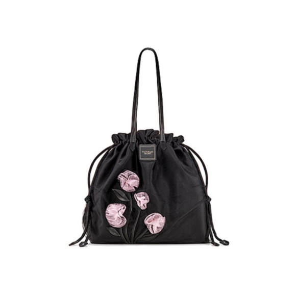 thechicbirdie's tweet photo. So good I had to share! Check out all the items I'm loving on @Poshmarkapp #poshmark #fashion #style #shopmycloset #levis #victoriassecret #toryburch: https://t.co/s42v7Auw5w https://t.co/Hchffv91db