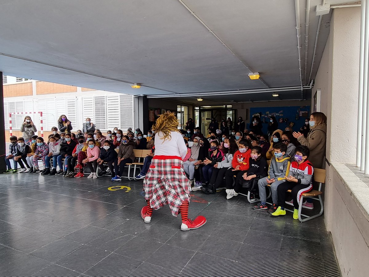 Espectacle de <a href="/psfcwb/">PallassosSenseFronteres</a>  amb les pallasses "Les Pedettes". Riures i somriures <a href="/consorciedubcn/">Consorci d'Educació</a> <a href="/Bcn_SantMarti/">Districte de Sant Martí</a>