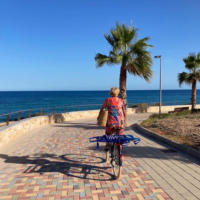 visitphoradada's tweet photo. Tan sencillo como la imagen ... ¡coger la bici para bajar la playa!
Os presentamos la #TopPhoto de esta semana 🥳
📸 Kvarnkullen
#PilardelaHoradadaTeEspera #ganasdenormalidad https://t.co/m4DycS8YHA