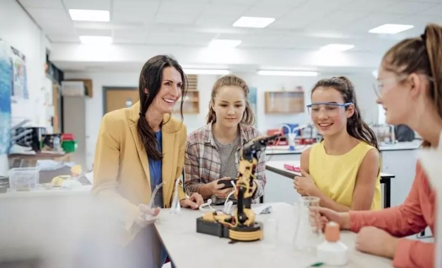 Художественное образование. Effective. Practice lessons or practical lessons. Студент за учебой. Practical lessons.