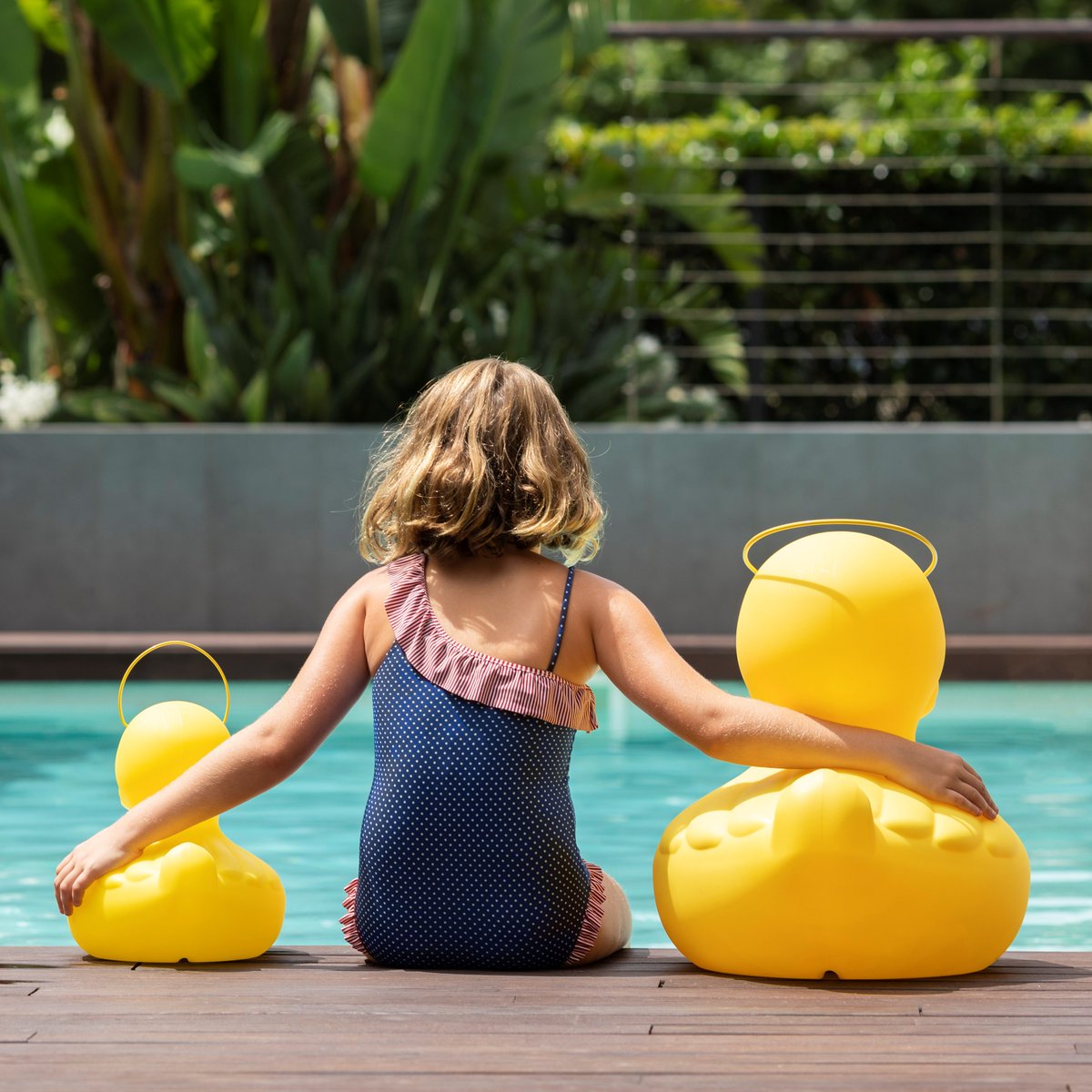 elmenut's tweet photo. ¿Un fin de semana en la piscina? ¿Qué llevar? Un bañador ✔️ Toalla ✔️ Crema de sol ✔️ Ahhh.... Y nuestra lámpara flotante con forma de pato ✔️
#mueblesamedida #mobiliario #tiendasonline #dormitorio #decoracion #decor #moderno #minimalista #homedecor #hogar #interiordesign https://t.co/zZWJJ1M0lA