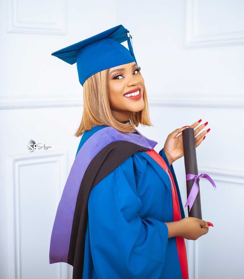 fisayoade_'s tweet photo. Congratulations to my boo 💕🎊🍾🎉
My girl is officially a graduate!!
#LLB2020
#regalsetof2020
@Ibkay_Ade https://t.co/JZAgYiIhXC
