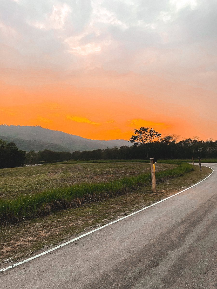 ท้องฟ้าเย็นนี้ที่เขาใหญ่ :)