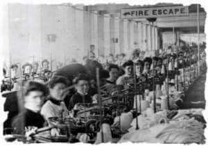 IntramurosE's tweet photo. Inicio en #NuevaYork cuando un grupo de mujeres se declararon en huelga por mejorías en la jornada laboral y salarios.  Durante la protesta 129 trabajadoras murieron en el incendio de la fábrica, los dueños encerraron a las mueres y forzar a permanecer en el trabajo.
#8demarzo https://t.co/uebS3QfaGe
