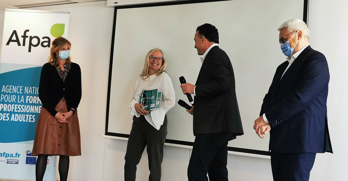 Bravo Sylvie Linxe, en formation de développeuse web. Elle reçoit le trophée Pluri’Elle qui récompense une femme en reconversion des mains de <a href="/KCharbonnier_/">Karine Charbonnier</a> &amp; <a href="/laurent_amar/">Laurent Amar</a> &amp; 
#JourneeDeLaFemme #8mars