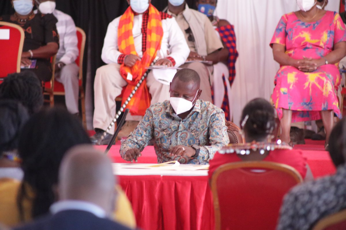 AFGMBoard's tweet photo. On Friday President Uhuru Kenyatta witnessed the signing of an historic declaration by Samburu elders denouncing FGM & affirming their resolve to end FGM by 2022 as directed by the President in 2019. The elders were drawn from 6 sacred mountains of the Samburu. #KisimaDeclaration https://t.co/tfOHyNd3IU