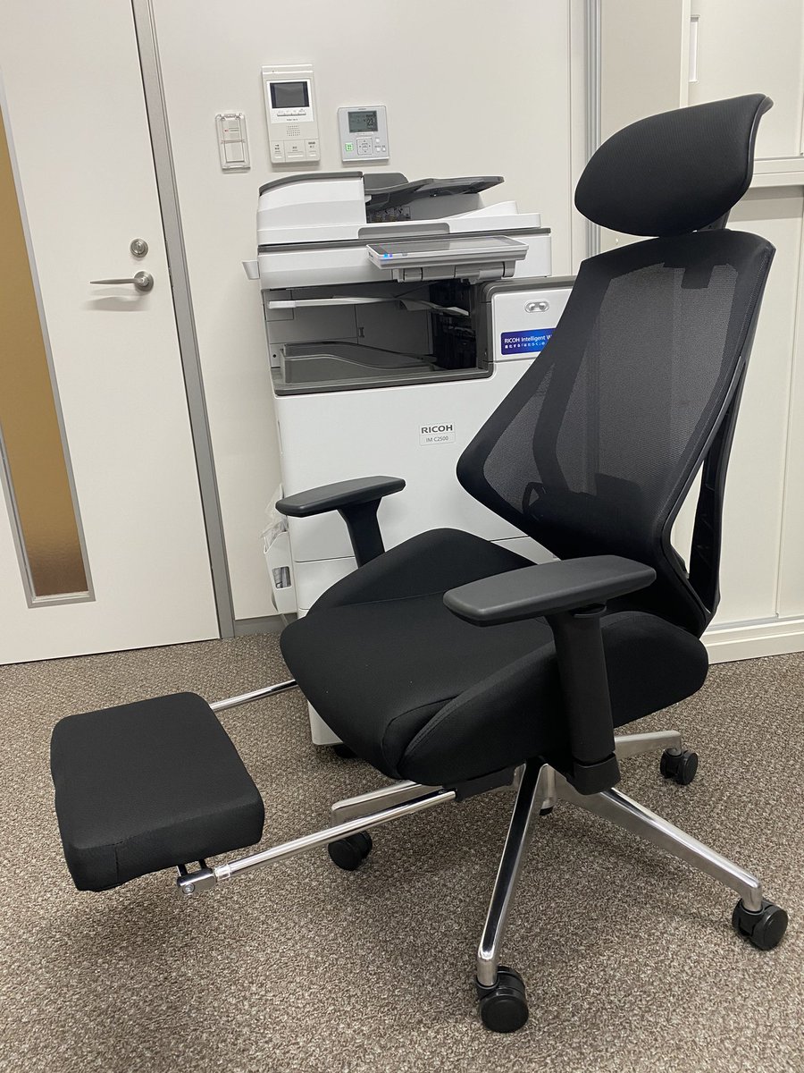 fatherisabanker's tweet photo. 仕事用の椅子を買ってみました。楽天スーパーセールもあって、13,600円。悪くない買い物な気がする。
オットマン付きと言う休憩する気満々の椅子。
#KR #オフィスチェア #テレワーク #在宅 #DEVAISE #WONDERLIFE https://t.co/HJJRJEmlZC