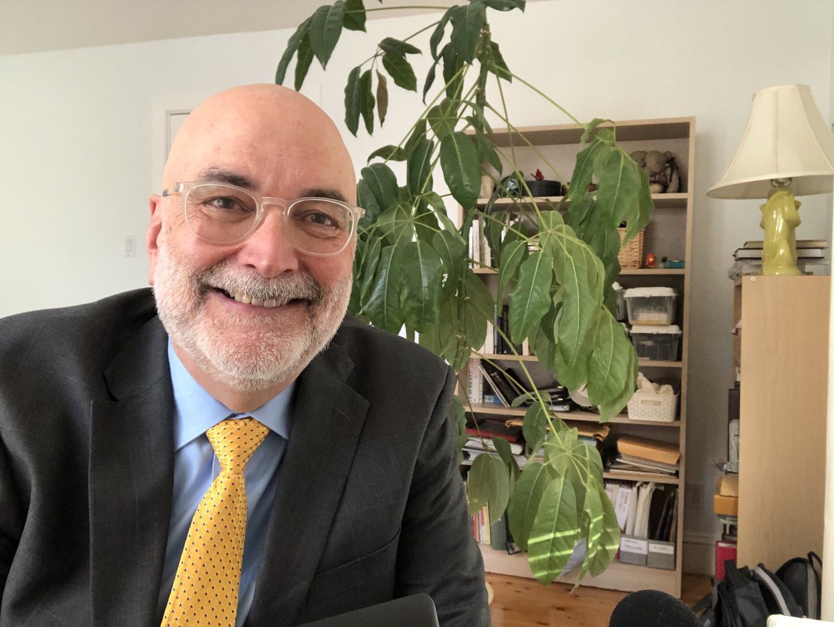 Après un an de télétravail à côté de ma plante j’ai senti le besoin de m’habiller un peu mieux ce matin. Et aussi de souligner le passage en phase jaune.