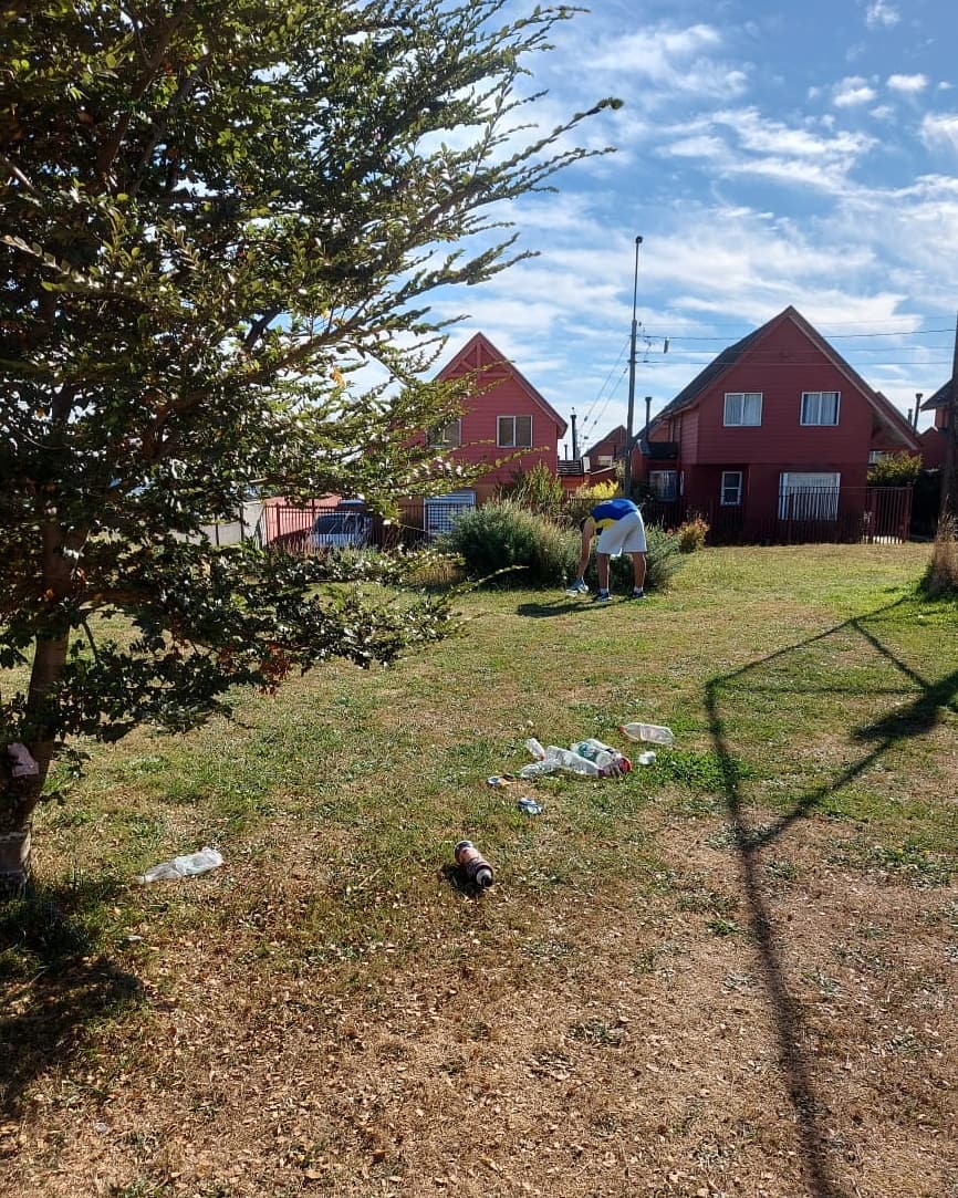 El pasado viernes, finalizados los entrenamientos presenciales, nuestros jugadores realizaron recolección de basura dentro de la cancha y en las áreas verdes fuera de ésta.

Es importante tener conciencia con el medio ambiente, y cuidar los espacios públicos.

#VamosPumas