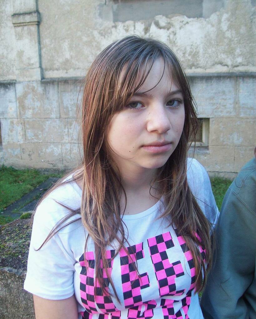 Greasy hair, 12 years old. Favorite artist: @avrillavigne , favorite color: pink. I remember not liking my looks in any way. I thought my body was weird, my face too round, my nose too big. I was shy and very insecure. The pressure to compare myself to o… instagr.am/p/CMKE9cUnBbI/