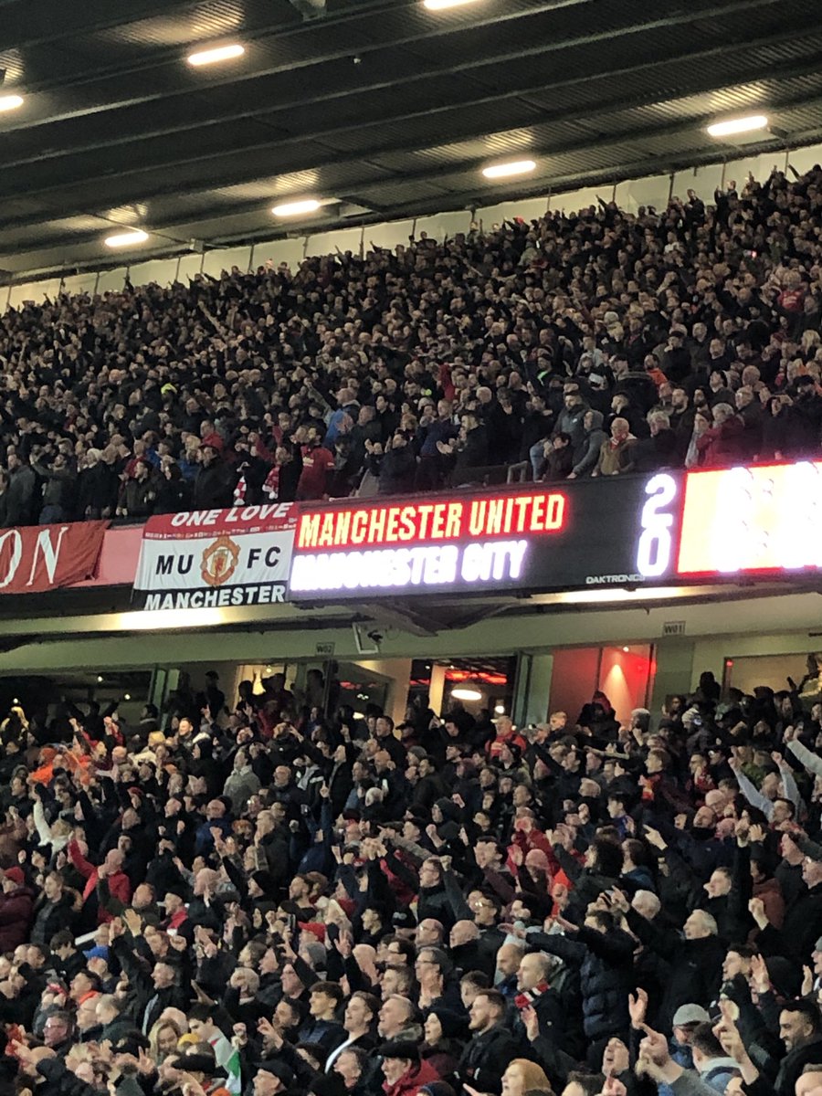 Prazska_Naplava's tweet image. Přesně před rokem se odehrály poslední zápasy před plnými stadiony. Odletem z Manchesteru se za mnou zavírala Evropa. Od té doby se spoustu změnilo. Jedna věc za ten rok ale zůstala stejná. The city is still red 🔴
#UNITED #derby2020