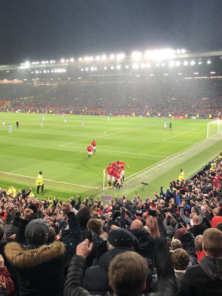 Prazska_Naplava's tweet image. Přesně před rokem se odehrály poslední zápasy před plnými stadiony. Odletem z Manchesteru se za mnou zavírala Evropa. Od té doby se spoustu změnilo. Jedna věc za ten rok ale zůstala stejná. The city is still red 🔴
#UNITED #derby2020