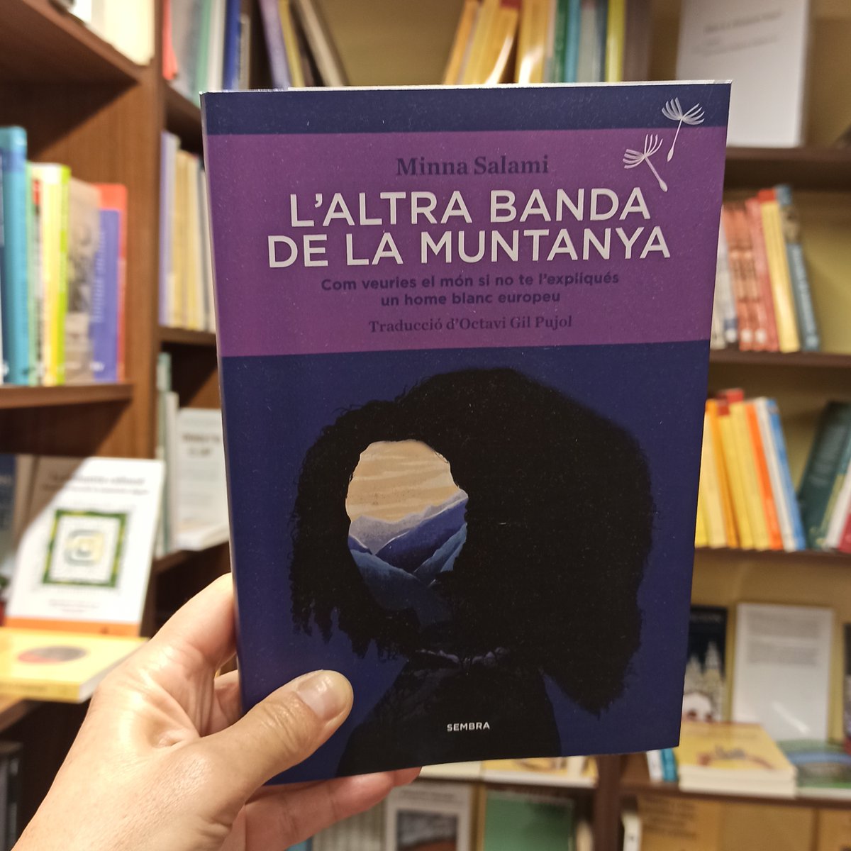 LMEDIOS's tweet photo. "L’altra banda de la muntanya"
Com veuries el món si no te l'expliqués un home blanc europeu? T'has plantejat mai que el relat del que passa al món és a mans d'homes blancs europeus?
@MsAfropolitan publicada per @SembraLlibres.
#8M2021 #Libros8M #Llibres8M #8Març #8Marzo #8M https://t.co/nC9gvgDTzZ