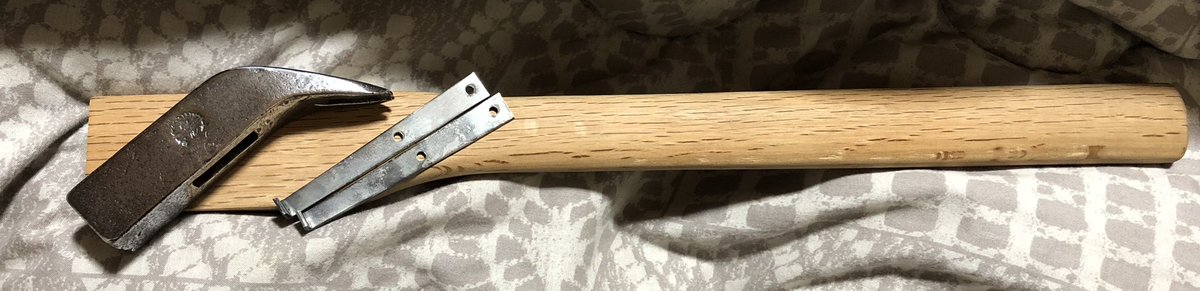 NAGURI_STAGE's tweet photo. １ヶ月前くらいにヤフオクでナグリ？みたいなものを400円くらいで落札。現場が重なり3週間ほど放置。
とりあえず錆を落とそうと耐水ペーパーで#2000までかけました。反射して映るくらいになりました。
開口が狭く普通の柄とクサビが入らないのでこれから拡張します。 https://t.co/ALGhOeal12
