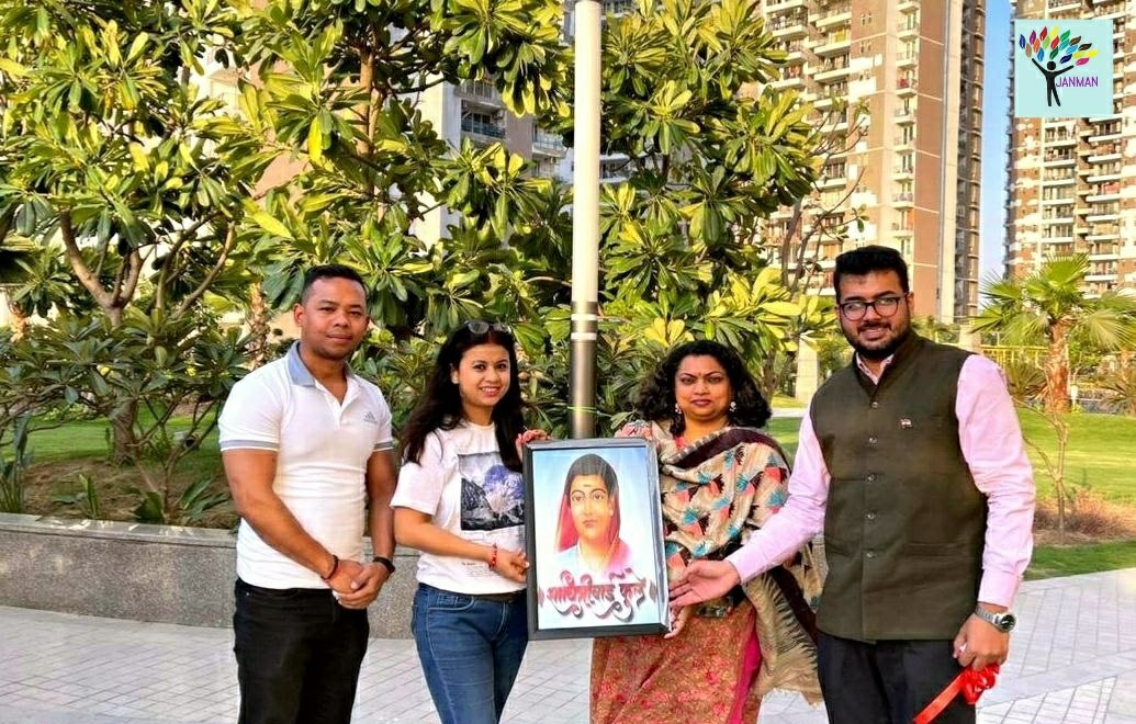 As a token of respect, we presented a portrait of a great social reformer Savitribai Phule to #padwoman @IrsAman, Joint Commissioner, Income Tax,  Delhi. Thank you so much Ma'am for being so supportive, you are truly an inspiration to all of us. #womenempowerment #WomensDay