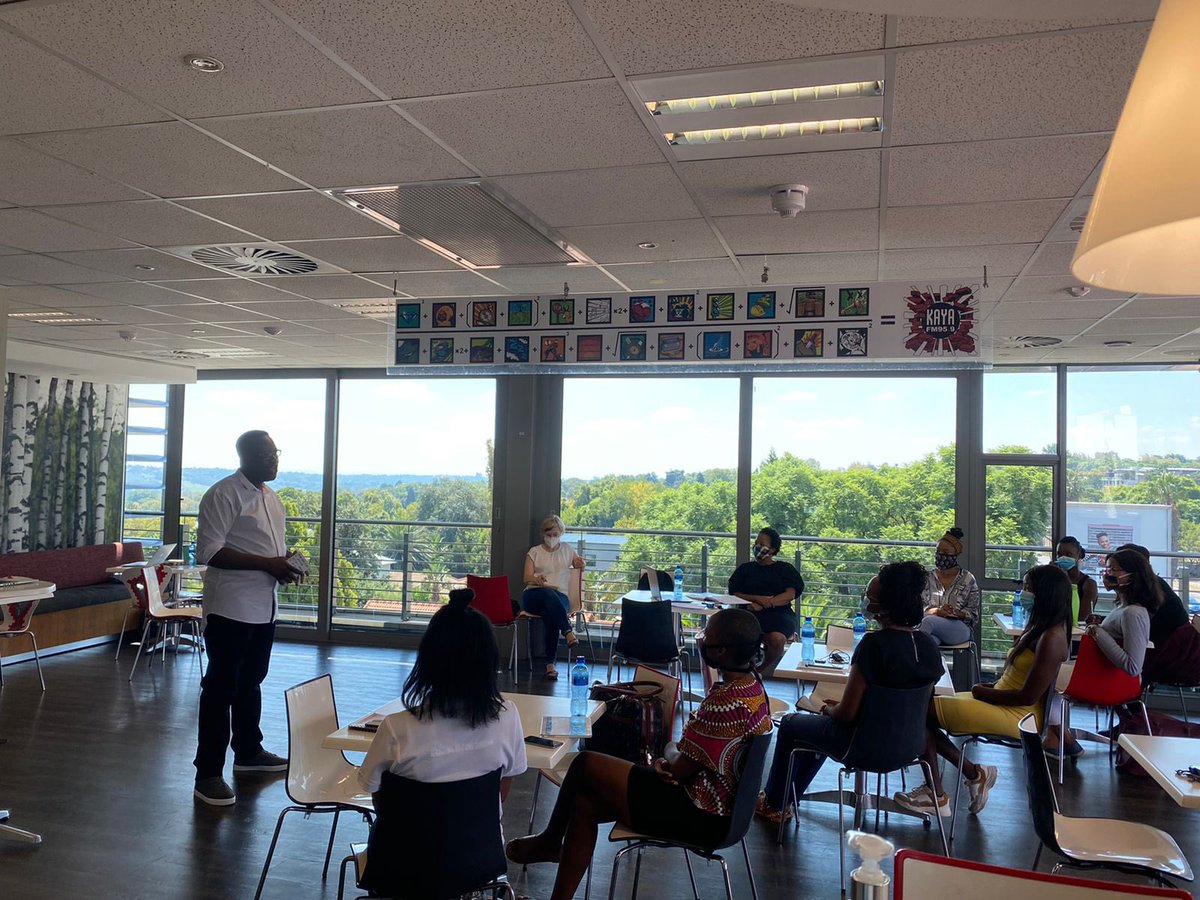 Nala_Media's tweet image. “I must be honest, I’ve become
obsessed with news. This comes from my love of storytelling. You have to have a passion for it.”
The brilliant @mpholakaje training &amp;amp; inspiring the #KayaFM news team.

#NalaMediatraining 

#writingforradio #newsroomdevelopment