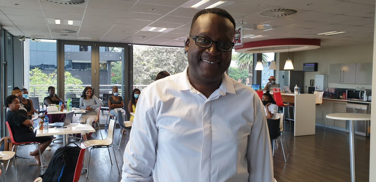 Nala_Media's tweet image. “I must be honest, I’ve become
obsessed with news. This comes from my love of storytelling. You have to have a passion for it.”
The brilliant @mpholakaje training &amp;amp; inspiring the #KayaFM news team.

#NalaMediatraining 

#writingforradio #newsroomdevelopment