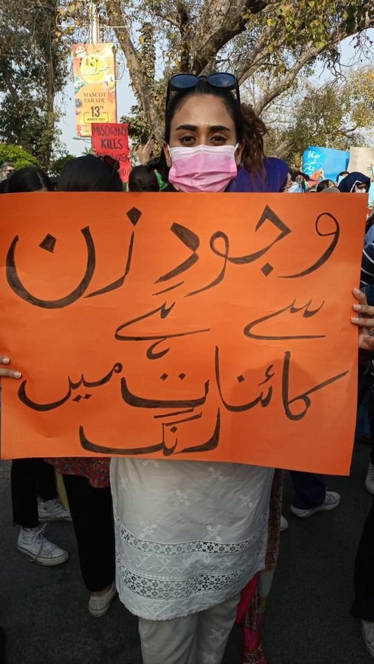 imonly1mehreen's tweet photo. #AuratMarchLahore is swaying to the sounds of feminism, love and behanchara!

#IAmMarching
#AuratMarch2021 
#PatriarchykaPandemic
#TumMazbootHo https://t.co/yFERKaVVlv