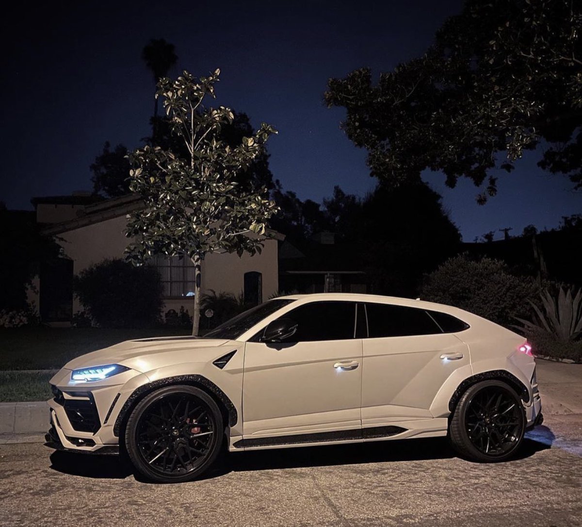 Justbillionaire's tweet photo. Gorgeous in all lighting 🌃 https://t.co/VvDNrzWiJx