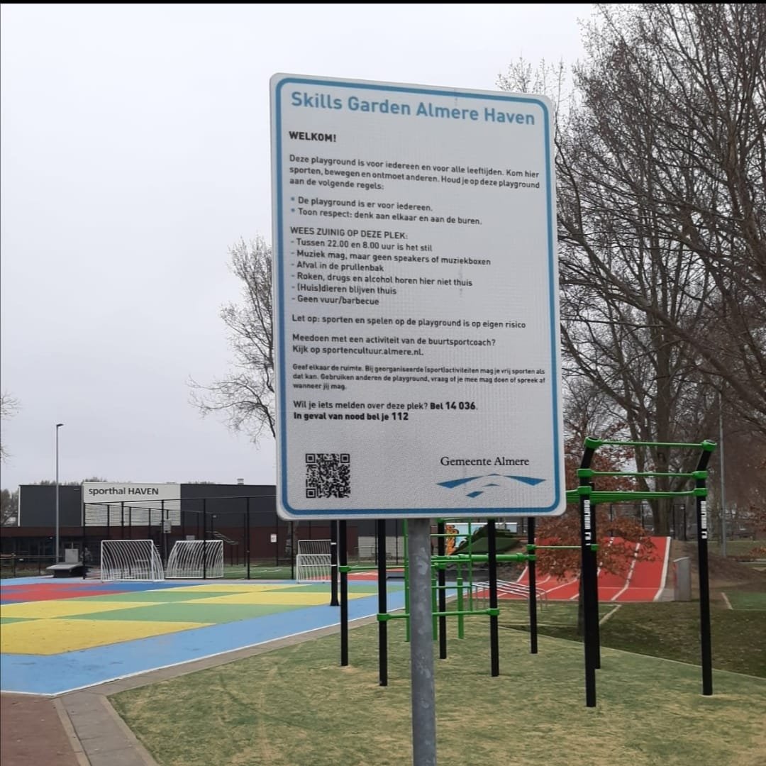 Heb jij de nieuwe borden bij de playground al gezien? 
Er wordt steeds meer gebruik gemaakt van de playgrounds en beweegvelden in Almere. Om te zorgen dat deze openbare locaties voor iedereen toegankelijk blijven vragen we om je aan de spelregels te houden.  😃