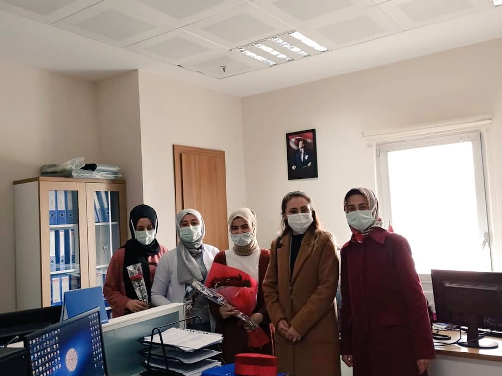 Gürpınar Aile Destek Merkez Kordinatörlerimiz 8 Mart Dünya Kadınlar Günü münasebetiyle Şehit Ailelerini ve Sağlık çalışanlarımızı unutmadı. 

Şehit anneleri, eşleri ve sağlık çalışanlarımız başta olmak üzere tüm kadınlarımızın kadınlar gününü kutluyoruz.