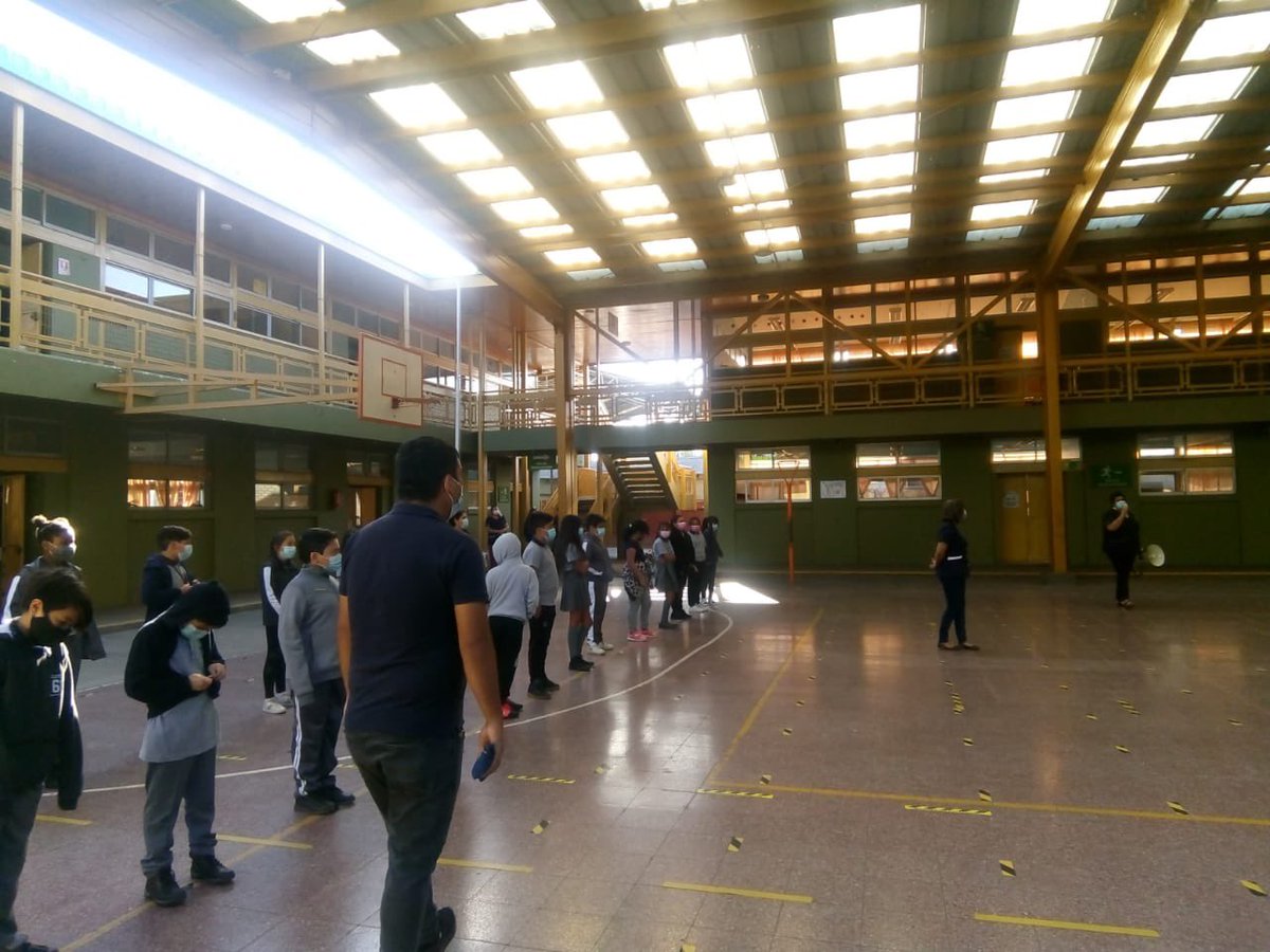 Regreso_Clases's tweet photo. Que alegría ver a nuestros niños en sus colegios, recuperando el tiempo perdido con sus amigos y volviendo a aprender. Bien por el Liceo Bicentenario Monseñor Enrique Alvear de Pudahuel, que nos mandan estas fotos para demostrar que las cosas se pueden hacer bien con colaboración https://t.co/3dPU5AS2xb
