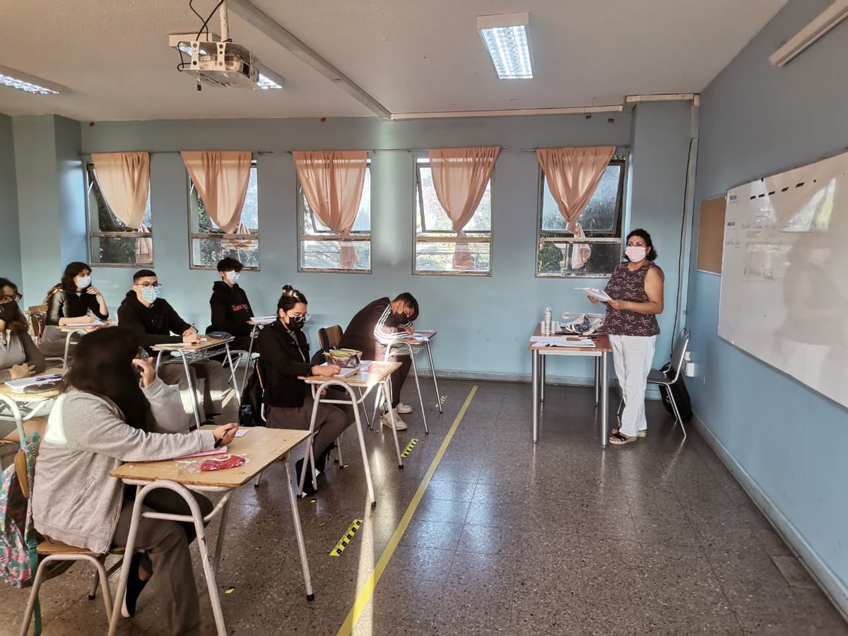 Regreso_Clases's tweet photo. Que alegría ver a nuestros niños en sus colegios, recuperando el tiempo perdido con sus amigos y volviendo a aprender. Bien por el Liceo Bicentenario Monseñor Enrique Alvear de Pudahuel, que nos mandan estas fotos para demostrar que las cosas se pueden hacer bien con colaboración https://t.co/3dPU5AS2xb