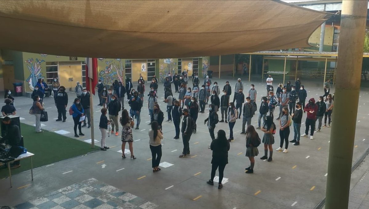 Regreso_Clases's tweet photo. Que alegría ver a nuestros niños en sus colegios, recuperando el tiempo perdido con sus amigos y volviendo a aprender. Bien por el Liceo Bicentenario Monseñor Enrique Alvear de Pudahuel, que nos mandan estas fotos para demostrar que las cosas se pueden hacer bien con colaboración https://t.co/3dPU5AS2xb