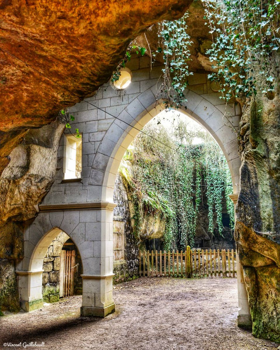 If you'll be looking to for a fairytale adventure to embark on once travel resumes... Two words: Visit Loire  🏰
Tag your travel buddy below! 👇

📸 : @vinz_junquas_guillebault_