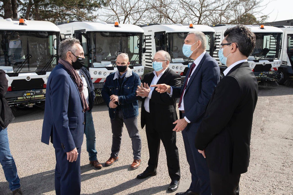 Mathieu_Fayat's tweet photo. La journée du jeudi 4 mars vient marquer un nouveau partenariat entre Mathieu et @BxMetro !
 
La remise des clés est faite en présence de plusieurs représentants de @BxMetro par Monsieur Jean-Claude FAYAT, président du @GroupeFayat. 

#Bordeaux #Bordeauxmaville #balayeuses #UGAP https://t.co/8c9j3UWdIF