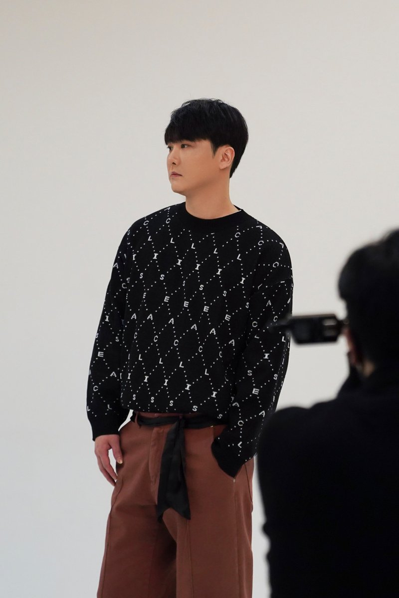 mintobe1011's tweet photo. 210308 미니앨범 재킷 촬영 비하인드 선공개
5. 손성희 컷
#버즈 #BUZZ
#잃어버린시간 #TheLostTime
#아날로그 #그대라서 #Lighthouse #비 #위로 #내일은
#김예준 #윤우현 #신준기 #손성희 #민경훈 https://t.co/GkbOwdxmHB