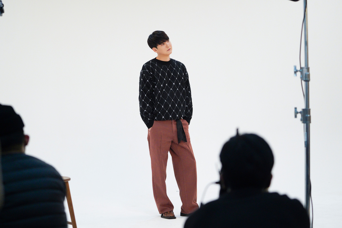 mintobe1011's tweet photo. 210308 미니앨범 재킷 촬영 비하인드 선공개
5. 손성희 컷
#버즈 #BUZZ
#잃어버린시간 #TheLostTime
#아날로그 #그대라서 #Lighthouse #비 #위로 #내일은
#김예준 #윤우현 #신준기 #손성희 #민경훈 https://t.co/GkbOwdxmHB