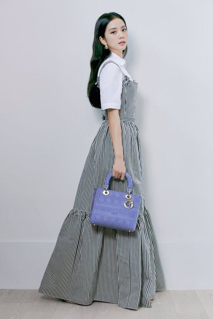 ForeverKimJisoo's tweet photo. If you were to choose ONE photo of JISOO wearing dior what photo will it be? Drop it on the replies! 

DIOR inspiration JISOO
#DiorAW21withJISOO https://t.co/hXeQMCR6oY