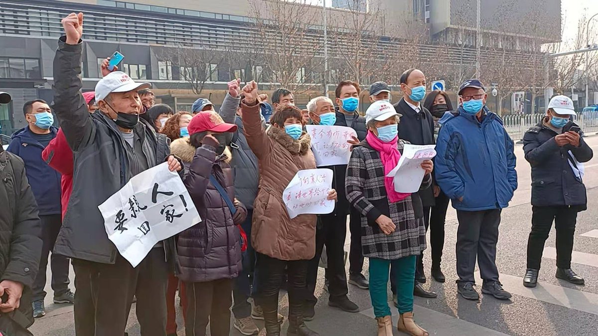 #MH370 Another visit to the Malaysian embassy. NOK in China had made the same trip countless times in 7 years seeking for answers. Today they asked for restarting investigation and continue search for their missing loved ones. #searchon