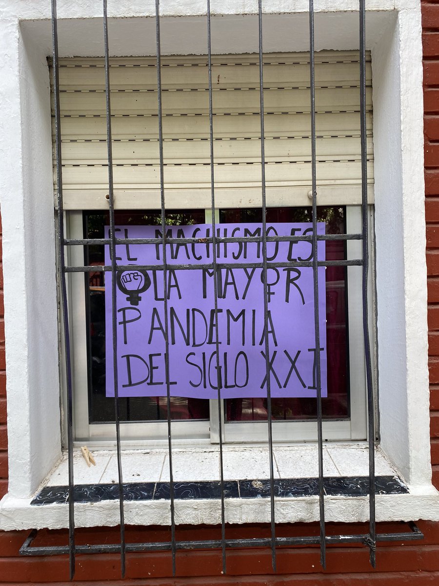claraamg00's tweet image. si no podemos llenar las calles, llenaremos los balcones y las ventanas💜💪🏻 #8M2021