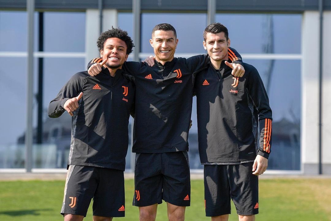 Cristiano's tweet image. 𝑭𝒊𝒏𝒐 𝑨𝒍𝒍𝒂 𝑭𝒊𝒏𝒆! 🏳️🏴🙏🏽💪🏽 #forzajuve #championsleague