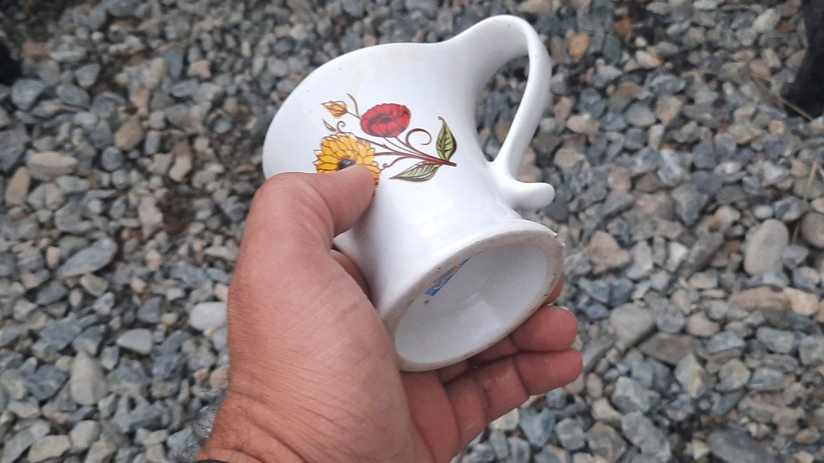 ShafeeqGigyani's tweet photo. Was curious about these signature cups used by #QuettaChai everywhere, So today i examined and find out that the cup is designed in such a way that it looks big but the capacity is low because the walls of cups are thick, while the base of cup is squeeze inside.

#MiniCapitalism https://t.co/iEr9LhZjcm