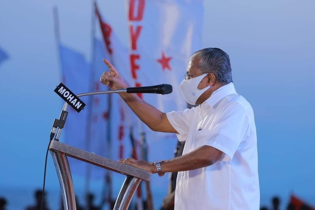 ARrahmanfreak's tweet photo. "വർഗീയതയുടെ ആൾരൂപമായ, വംശഹത്യയിലും വ്യാജ ഏറ്റുമുട്ടലിലും പ്രതി ചേർക്കപ്പെട്ട അമിത് ഷാ ഇവിടെ വന്നു നീതിബോധം പഠിപ്പിക്കണ്ട"

സഖാവ് പിണറായി വിജയൻ 🔥

#LeftAlternative #LeftKerala #pinarayivijayan #Kerala #CPIM #Leftists https://t.co/YFiJYVkUIX