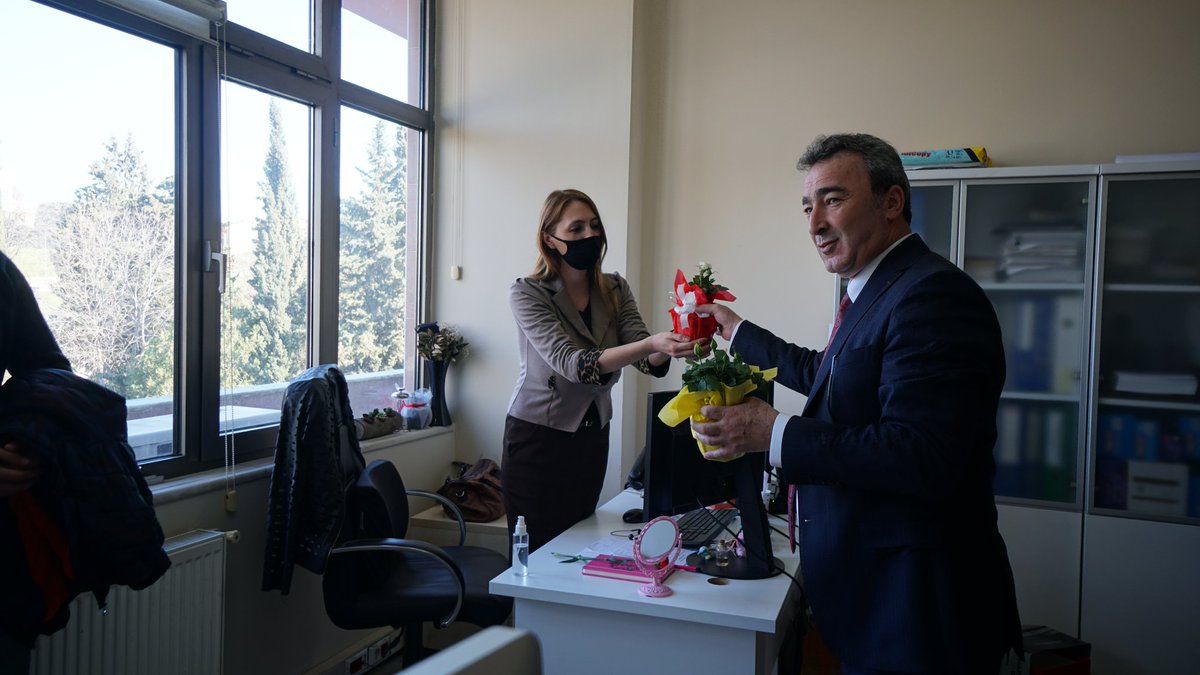 IbbYolYapim's tweet photo. 📌 Daire Başkanımız Seyfullah Demirel, 8 Mart Dünya Kadınlar Gününde, Kadın Emekçilerimize, çiçek takdim ederek kutladı. @istanbulbld #GüçlüKadınlarBuŞehirde
#8MartDünyaKadınlarGünü https://t.co/gB63qZeyDx