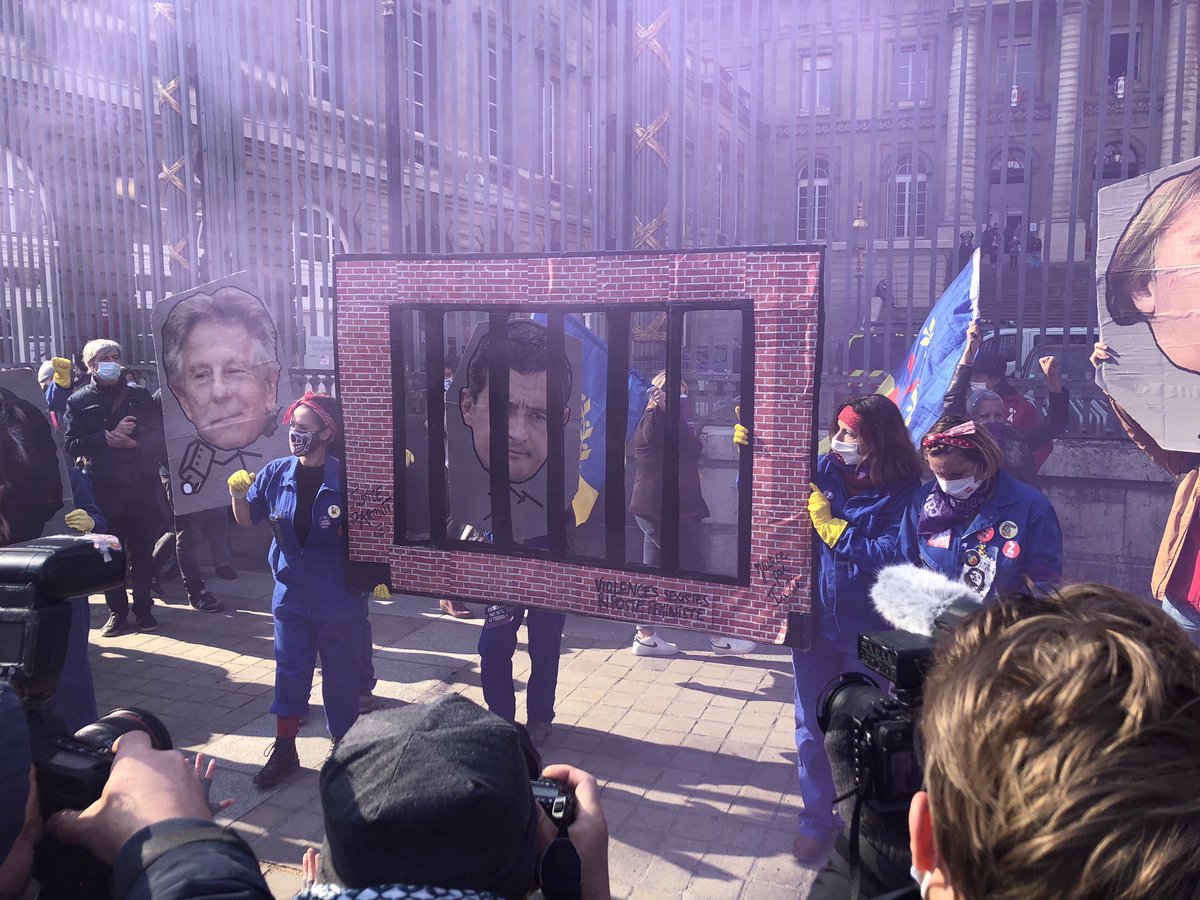 audelorriaux's tweet photo. Arrivé devant le palais de justice la foule crie « Justice pour Julie », « violeur à toi d’avoir peur » et « Darmanin démission ». Un portait du ministre de l’Interieur brandi sous des barreaux fictifs, avec aussi PPDA Duhamel Polanski... #8mars https://t.co/KPBU6JtGRj