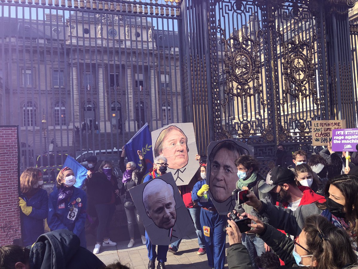 audelorriaux's tweet photo. Arrivé devant le palais de justice la foule crie « Justice pour Julie », « violeur à toi d’avoir peur » et « Darmanin démission ». Un portait du ministre de l’Interieur brandi sous des barreaux fictifs, avec aussi PPDA Duhamel Polanski... #8mars https://t.co/KPBU6JtGRj