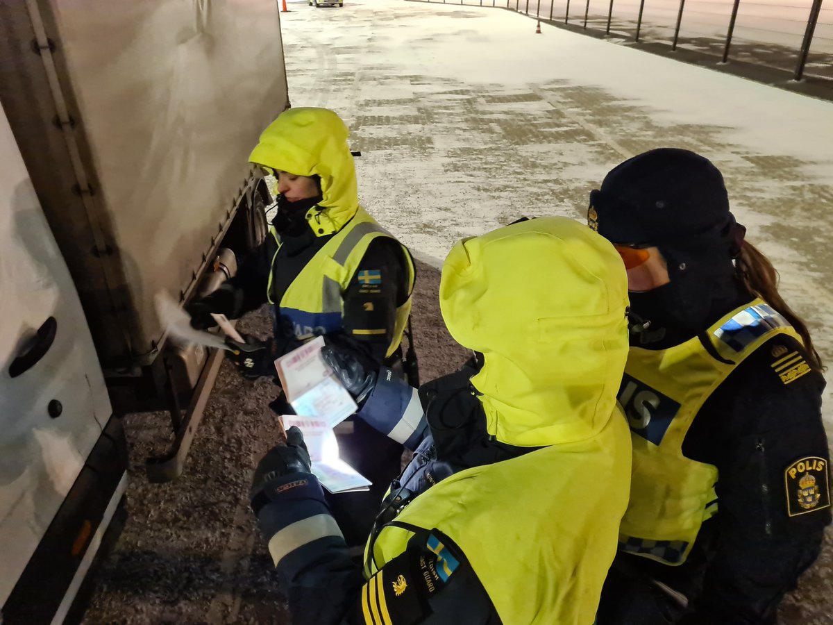 Kustbevakningen förstärker Polismyndighetens gränskontroller i Stockholms hamnar med anledning av det tillfälliga inreseförbudet. Läs mer på vår webb: bit.ly/2OsDfrr