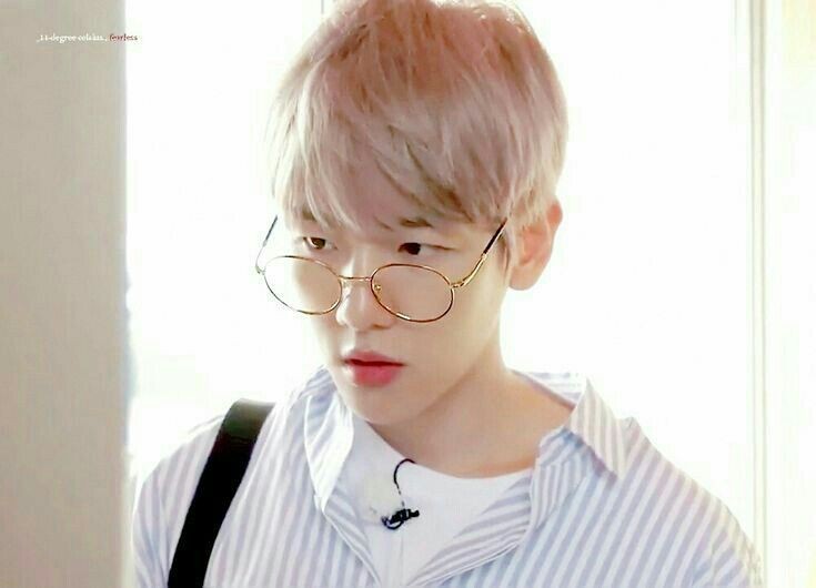 'รอนานมั้ย?'
"ไปไหนมา"
'ร้านเครป'
"กูบอกว่าเลิกเรียนแล้วให้รออยู่หน้าตึก"
'ก็เราหิว'
"แล้วทำไมต้องร้านนั้น"
'มันใกล้อะ'
"หรอ ไม่ใช่ว่าแฟนเก่ามึงเป็นเจ้าของหรือไง"
'ชานยอลหึงหรอ?'
"ไร้สาระ"
'เค นายหึง'