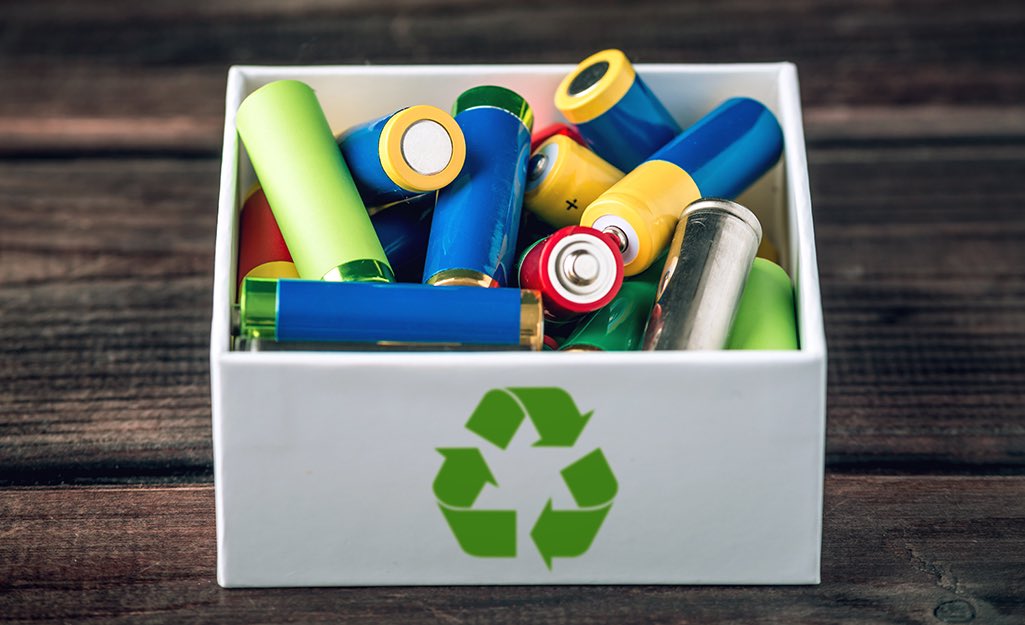 sofiamager1's tweet photo. Recycle your old, used batteries! In landfills, batteries can release toxins that affect environments and can contaminate ecosystems. Batteries that are recycled can be used to make new batteries! #CavsRecycle @collabrarian @Terracycle https://t.co/JsVr2GsHYt https://t.co/uI3QCNxOLR