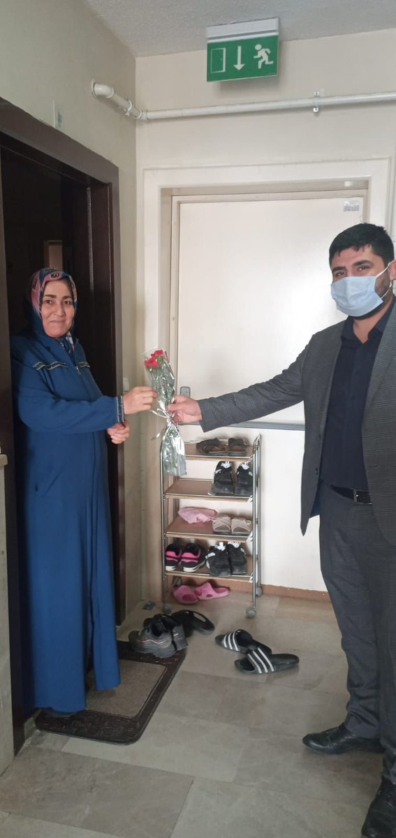 EmlakYonetim's tweet photo. Emlak Yönetim AŞ’ye bağlı sitelerde site çalışanları 8 Mart Dünya Kadınlar Günü dolayısıyla kadın site sakinlerine çiçek hediye etti.

Haberin Devamı: https://t.co/awDjVzPpFe https://t.co/ul7BN6Ktjy