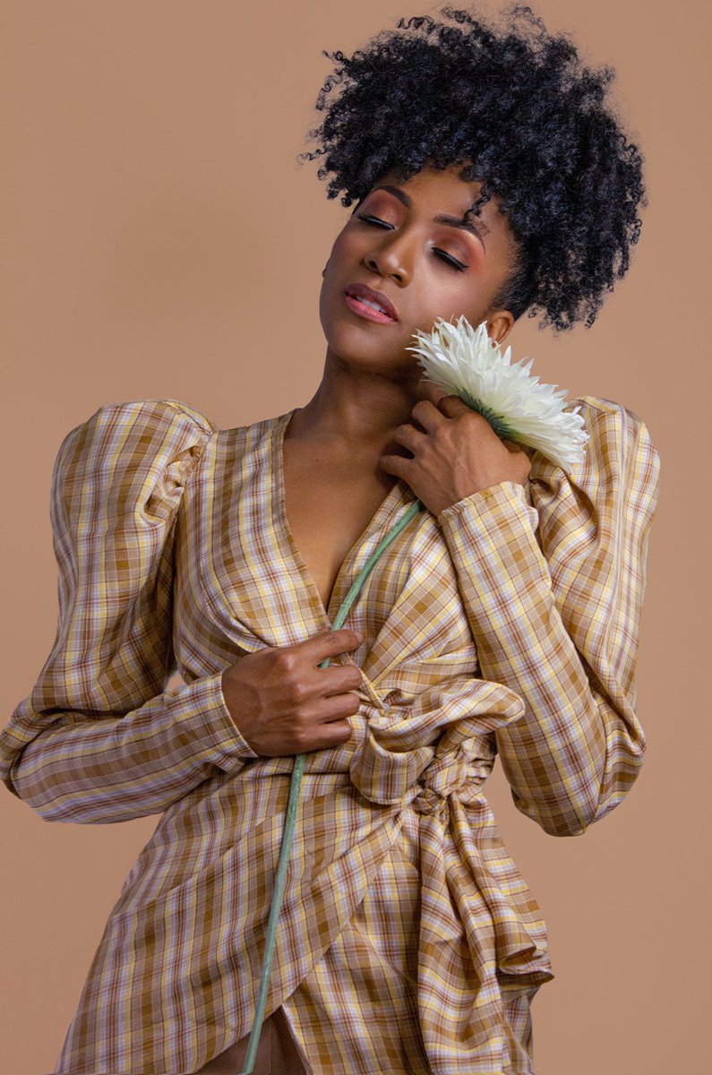 Ser mujer es saber que vas a necesitar esa fuerza extra que por naturaleza tenemos.Sigamos alzando nuestras voces para construir una sociedad, donde la libertad signifique sentirnos seguras y en  igualdad de derechos

Ph: @josephmancillaphart @nahimn
MUA: @luisinferretty_muartist