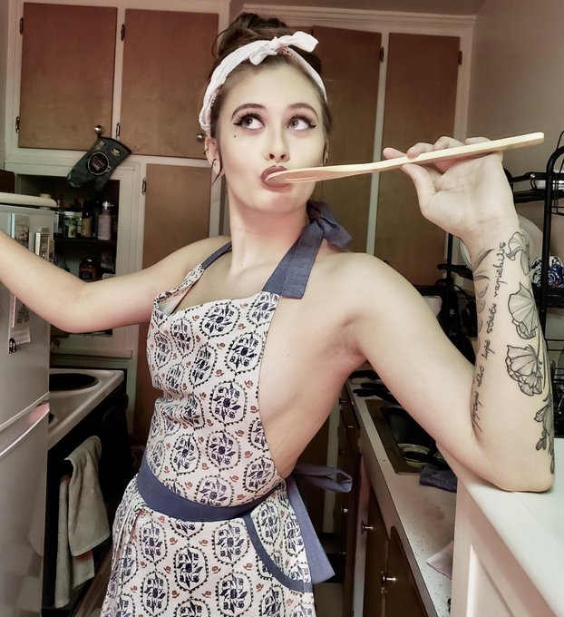 50s pinup in my kitchen because  #boredinthehouseandiminthehousebored https://t.co/KLdfoEibY2<a href="/tag/boredinthehouseandiminthehousebored"class="tags">#boredinthehouseandiminthehousebored</a>