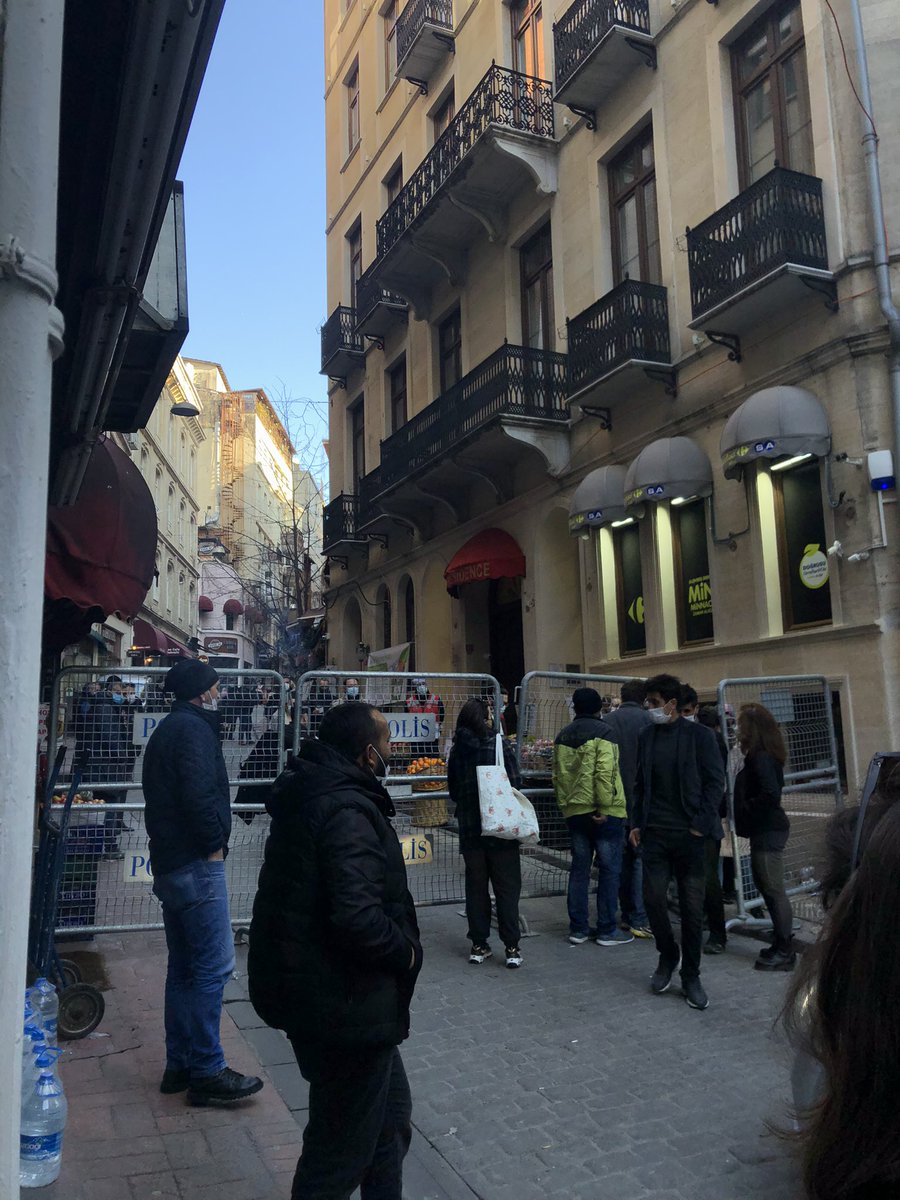 Istiklal caddesi’ne cikan butun yollar kapali #8Mart