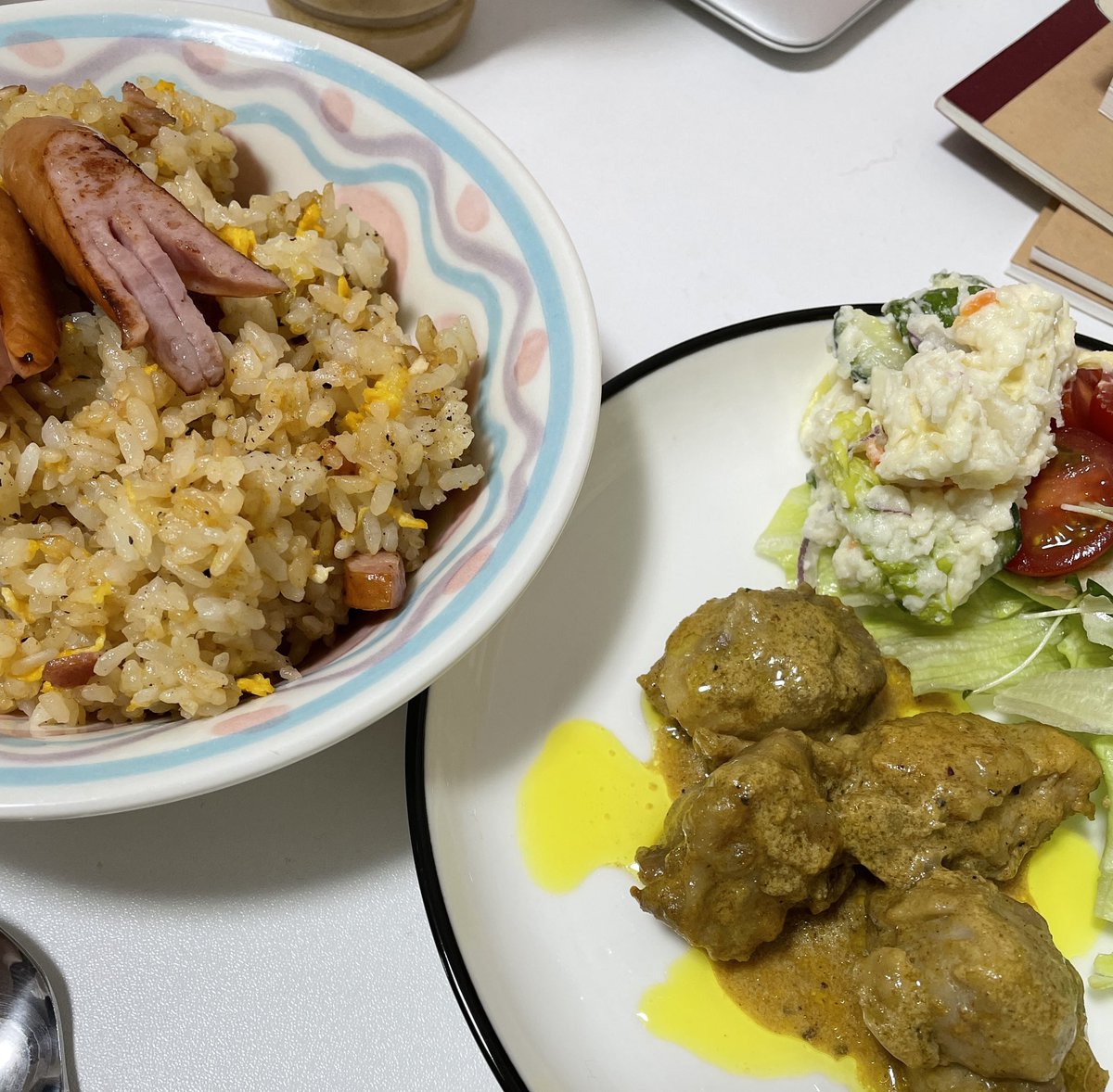 ちなみに、今日の晩ご飯。
家にあったものでぱぱっと作た！
ネギなくて色なし炒飯とに適当にたこさん
お母さん手作りのカレーチキンだよ😺
自炊は１番の節約ですね🌼おやすみぃ https://t.co/wgLCe6rheb